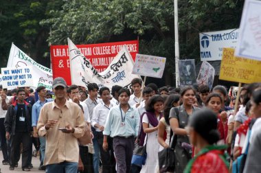 Üniversite öğrencileri, Victoria Terminali CST Chattrapati Shivaji Terminali, Bombay Mumbai, Maharashtra, Hindistan 'da Dünya Barış Günü veya Hiroşima-Nagasaki Günü münasebetiyle bir barış yürüyüşü düzenlediler. 