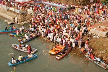 Festivalin onuncu gününde Mula Nehri kıyısında Tanrı Ganesh ganpati filinin putunu daldırmak için toplanan insanlar, Pune; Maharashtra; Hindistan