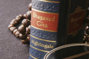 Kutsal ve destansı kitap Bhagavad Gita 'nın gözlüklü ve rudraksha boncuklu yakın görüntüsü, Hindistan