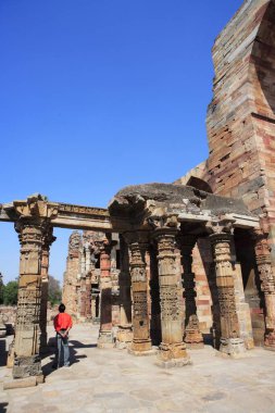 Qutab Minar kompleksinin 1311 yılında inşa edilen Quwwat-ul-Islam camii ve sütunları ayrıntıları, Hint-Müslüman sanatı, Delhi, Hindistan UNESCO Dünya Mirası Sitesi.