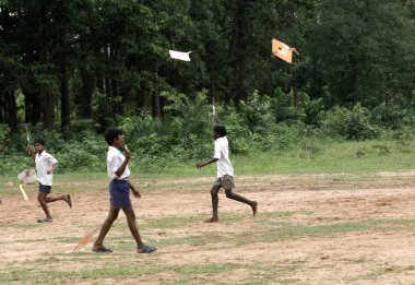 Kırsal çocuklar uçurtma uçuruyor, Ngo Patang, Sambalpur, Orissa, Hindistan