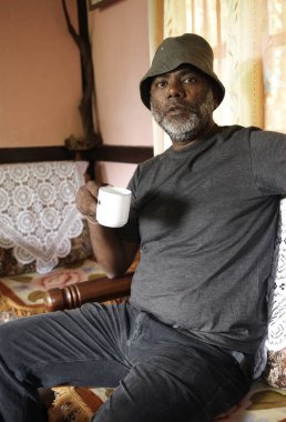 Fotoğrafçı Sudhakar elinde çay fincanı, Pastanga, Sikkim, Hindistan 