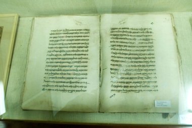 Parsi dininin kutsal kitabı bir Parsi müzesinde, Bombay, Mumbai, Maharashtra, Hindistan 