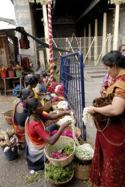 Tiruchanoor Alarmelu Mangapuram 'daki Sri Padmavati Tapınağı önünde çiçek satıcıları, Andhra Pradesh, Hindistan