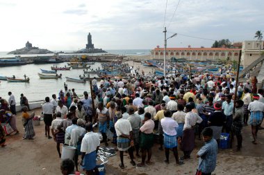 İnsanlar Kanyakumari, Tamil Nadu, Hindistan sahillerinde toplandı. 