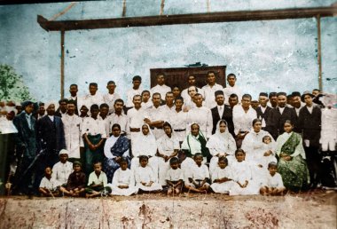 1913 'te Güney Afrika' daki Tolstoy Çiftliği 'nde tutukluların eski bir fotoğrafı. 