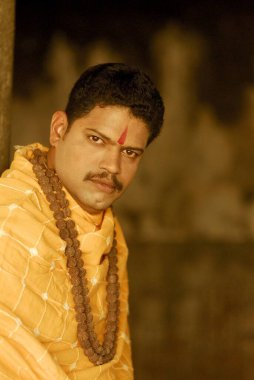 Geleneksel kıyafetler giyen Hintli genç adam.