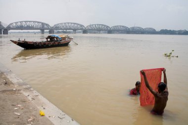 İnsanlar banyo yapıyor, Dakshineshwar Hooghly Nehri Köprüsü, Kalküta Kolkata, Batı Bengal, Hindistan 