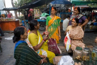 Yol kenarında çay satan kadınlar, Kolkata, Batı Bengal, Hindistan 