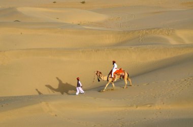 Khuri Çölü 'nü, Jaisalmer' i, Rajasthan 'ı, Hindistan' ı, Asya 'yı geçen adam. 