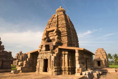 UNESCO Dünya Mirası Alanı; Pattadakal 'da M.S. 750 yılında yapılmış nagara stili gopura ile Galaganatha Tapınağı; Karnataka; Hindistan