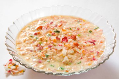 Pirinç gevreği ve süt karışımı.