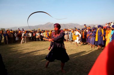 Holi festivali sırasında kılıçlı Nihang ya da Sih savaşçısı, Hindistan 'ın Rupnagar ilçesindeki Anandpur sahib' de Hola Mohalla kutlamalarıyla Gulal 'e gömüldü. 