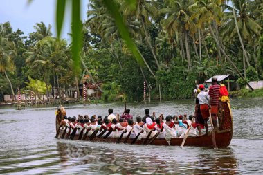 Alleppey Kerala Hindistan 'daki Punnamada Gölü' nde yılan tekneleri yarışıyor. 