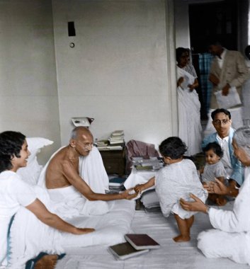 Mahatma Gandhi çocukla oynuyor, Birla Evi, Mumbai, Maharashtra, Hindistan, Asya, Haziran 1945 