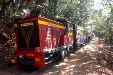 Neral 'ı Matheran, Maharashtra ve Hindistan' a bağlayan 77 yaşındaki oyuncak tren.