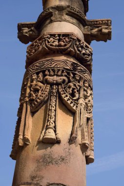 Ghantai tapınağının direğine oymalar, Khajuraho, Madhya Pradesh, Hindistan Asya 