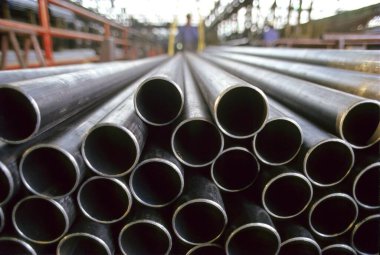 İnşaat alanındaki çelik borular. endüstriyel nesneler 