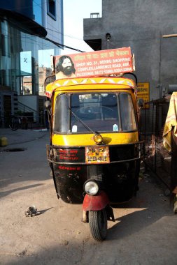 Autorickshaw, Amritsar, Punjab, Hindistan 'daki Swami Ramdev Aşram' da ücretsiz kontrol hakkında mesaj taşıyor. 