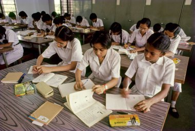 Sınıfta okul ödevi yapan kızlar 