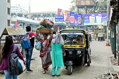Malad Tren İstasyonu köprü üstü, Mumbai, Maharashtra, Hindistan, Asya 