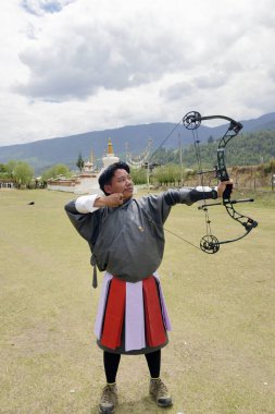 Okçuluk sporu yapan adam, Thimphu, Butan, Asya 