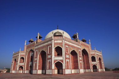 Humayun 'un mezarı 1570' te Hint Yarımadası Pers etkisindeki ilk kırmızı kumtaşı ve beyaz mermer mezardan yapılmış. Delhi, Hindistan UNESCO Dünya Mirası Bölgesi.