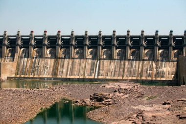 Hindistan Madhya Pradesh 'in Khandwa ilçesindeki Punasa köyüne 10 km mesafedeki Indira Sagar Projesi çok amaçlı Narmada nehri üzerinde dimdik ayakta duruyor. 