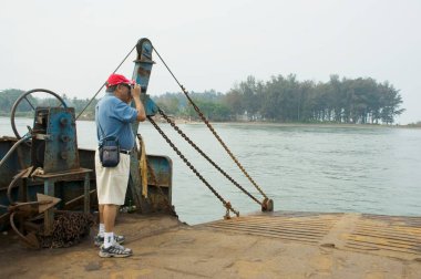 Terekhol Kalesi, Vengurla, Sindhudurg, Maharashtra, Hindistan 'da tekneden fotoğraf çeken turistler  