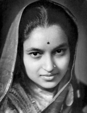 Sari giymiş Hintli kadın; kafası örtülü; stüdyoda portre; Kulri; Mussoorie; Uttar Pradesh; Hindistan 1940 'larda 