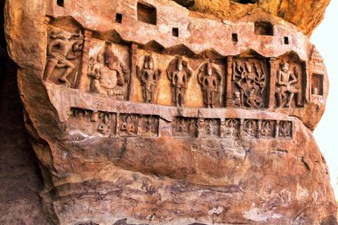 Hindu Tanrıları 'nın yardım heykeli, Kaya kesimi mağara tapınağı, Badami, Bagalkot, Karnataka, Hindistan