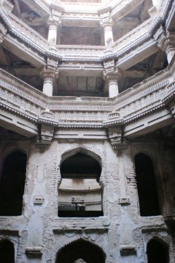 Wav baoli 'deki karmaşık taş oymacılığı Kraliçe Rudabai 1498' i Adalaj 19 km Ahmedabad; Gujarat; Hindistan