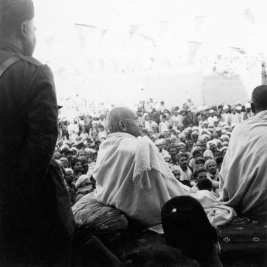 Mahatma Gandhi ve Han Abdul Gaffar Khan, 1938 yılının Ekim ayında Afganistan 'ın kuzeybatı sınır bölgelerine yaptıkları ziyarette bir araya geldiler. 