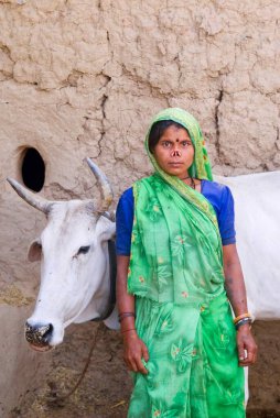 Kırsal kesimdeki kadını kocası tarafından taciz etti. 