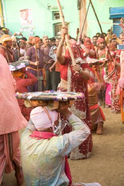 İnsanlar lathmar, holi festivali, mathura, uttar pradesh, Hindistan, Asya 'yı kutluyor. 