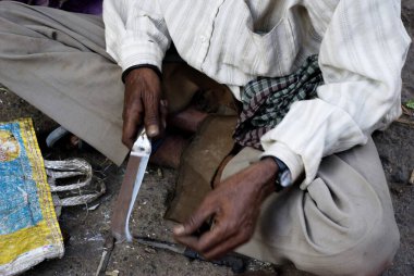 Udaipur, Rajasthan, Hindistan 'da el yapımı bıçak. 