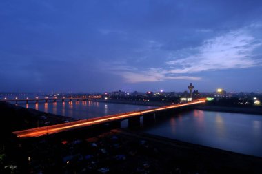 Nehru Köprüsü 'ndeki Patang Oteli ve Sabarmati Nehri' nin yanındaki Skyline Oteli Ahmedabad Gujarat Hindistan 