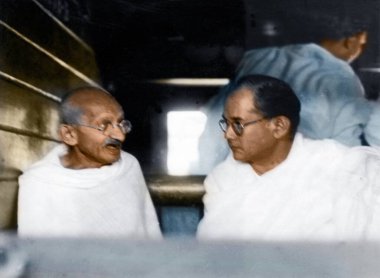 Subhas Chandra Bose ve Mahatma Gandhi demiryolu kompartımanında, Kalküta, Hindistan, Asya, Kasım 1937