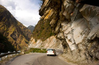 Araba yolda Badrinath uttaranchal Hindistan Asya