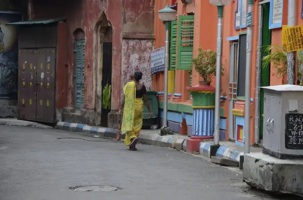 Dar yolda yürüyen kadın, Kolkata, Batı Bengal, Hindistan, Asya 