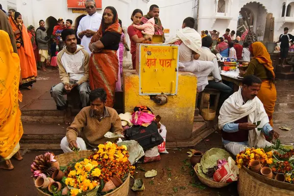 Baba Baidyanath 'ın antik tapınağındaki dindarlar çok ünlüdür ve 12 Jyotirlingas' tan biri olan Deoghar 'ı, Jharkhand' ı ve Hindistan 'ı cezbeder. 