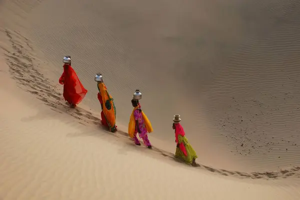 stock image Girls climbing dune, Khuhri, Jaisalmer, Rajasthan, India 