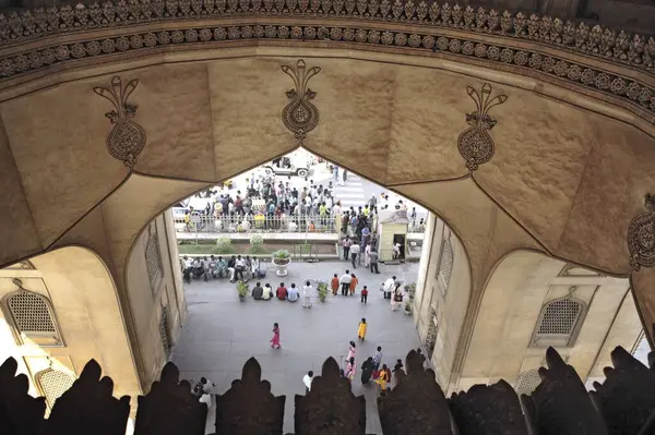 Charminar 1591 yılında Muhammed quli qutb shah tarafından 56 metre yükseklikte ve 30 metre genişliğinde inşa edilmiştir;; Andhra Pradesh; Hindistan;