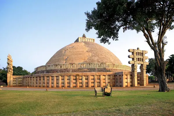 Stupa 1 Kral Ashok, Sanchi, Madhya Pradesh, Hindistan tarafından inşa edilmiştir. 