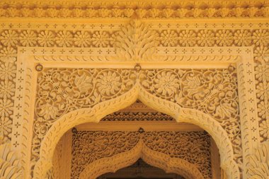 Amarsagar Gölü, Jaisalmer, Rajasthan, Hindistan 'daki tapınağın kumtaşları tarafından güzel oyulmuş kemer kapağı. 