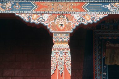 Bodh Gaya 'daki boyanmış tapınak sütunları, Bihar, Hindistan, Asya