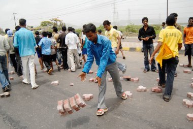 Sih 'ler Mulund, Bombay, Mumbai, Maharashtra, Hindistan' da dera saccha sauda protestoyu engelliyor.   
