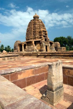 UNESCO Dünya Mirası Alanı; Pattadakal 'da M.S. 750 yılında yapılmış nagara stili gopura ile Galaganatha Tapınağı; Karnataka; Hindistan