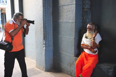 Hint sadhu 'nun fotoğrafını çeken bir fotoğrafçı; tapınak kanchi kamakoti peetam sri kamakshi ambal; bölge Kanchipuram; eyalet Tamilnadu; Hindistan