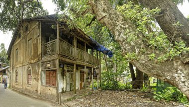 Alibag, Raigad, Maharashtra, Hindistan, Asya 'daki terk edilmiş eski ev.